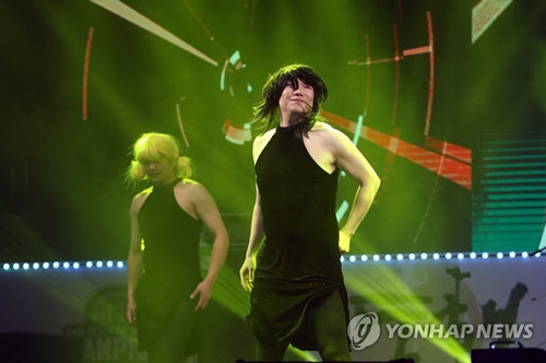 지난 1일 광주 광산구 산정동 광주여자대학교 시립유니버시아드체육관에서 'KIA 타이거즈 V11 팬 페스트' 행사가 열려 양현종(오른쪽)이 가수 선미의 노래 '가시나'에 맞춰 팀 동료와 함께 춤을 추고 있다. <연합뉴스>